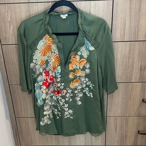 Green Relaxed Graphic Blouse with 3/4 Sleeves